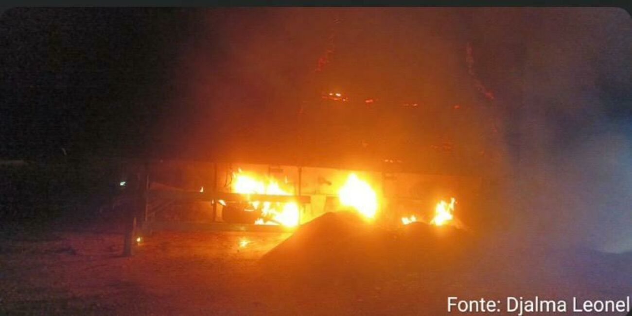 Ilustração da notícia Carreta carregada com adubo pega fogo na BR-158 e mobiliza Bombeiros em Paranaíba da MS Todo dia